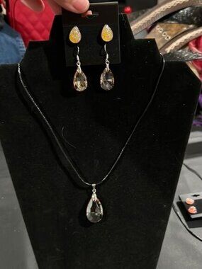CRYSTAL necklace & 2 pairs of earrings. Pretty gold color!
